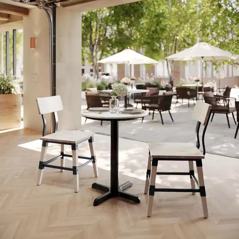 Tablero con tecnología y base en X a la altura de una mesa