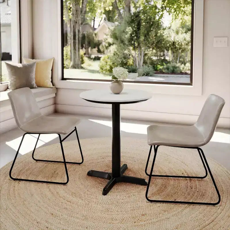 Tablero con tecnología y base en X a la altura de una mesa