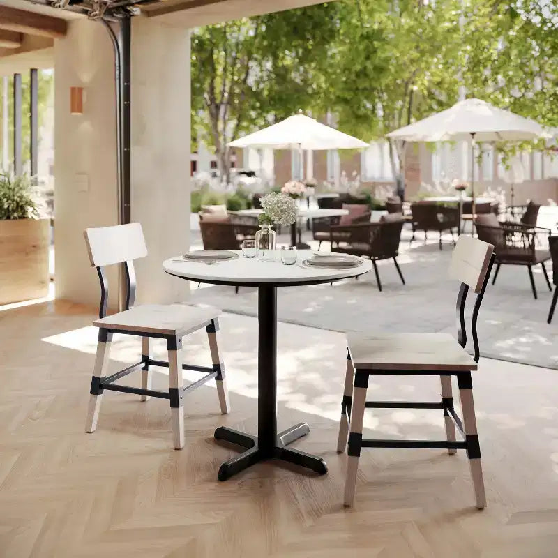 Tablero con tecnología y base en X a la altura de una mesa