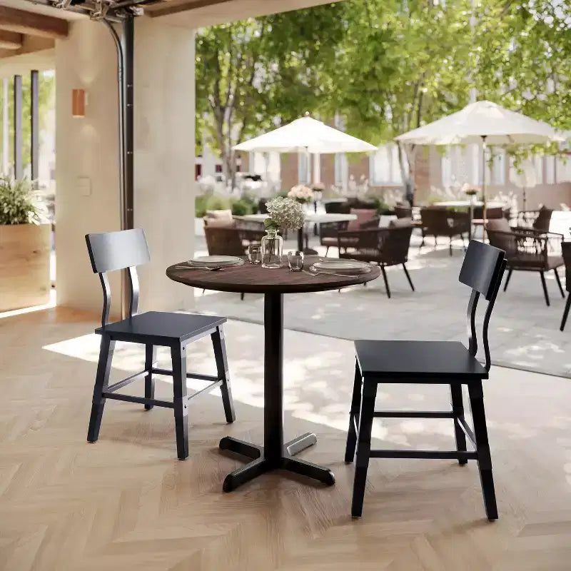 Tablero con tecnología y base en X a la altura de una mesa