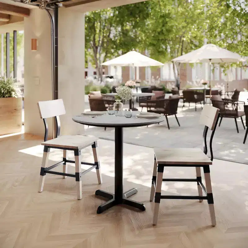 Tablero con tecnología y base en X a la altura de una mesa