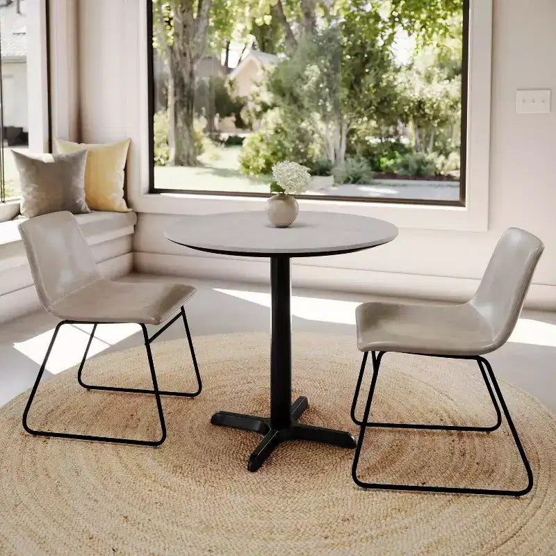 Tablero con tecnología y base en X a la altura de una mesa