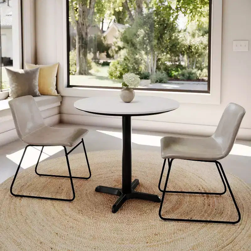 Tablero con tecnología y base en X a la altura de una mesa