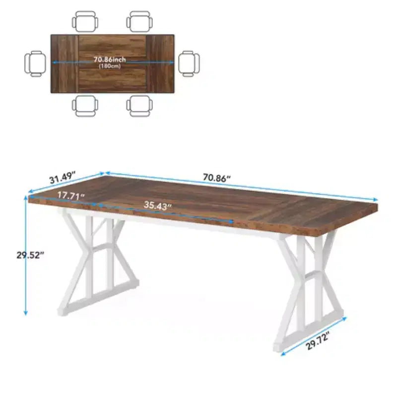 Klassischer Esstisch aus Holz im Retro-Landhausstil