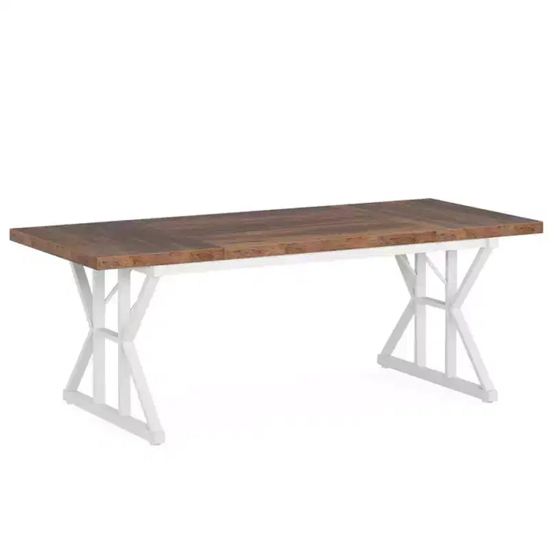 Klassischer Esstisch aus Holz im Retro-Landhausstil