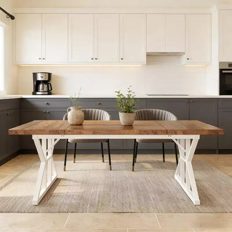 Klassischer Esstisch aus Holz im Retro-Landhausstil