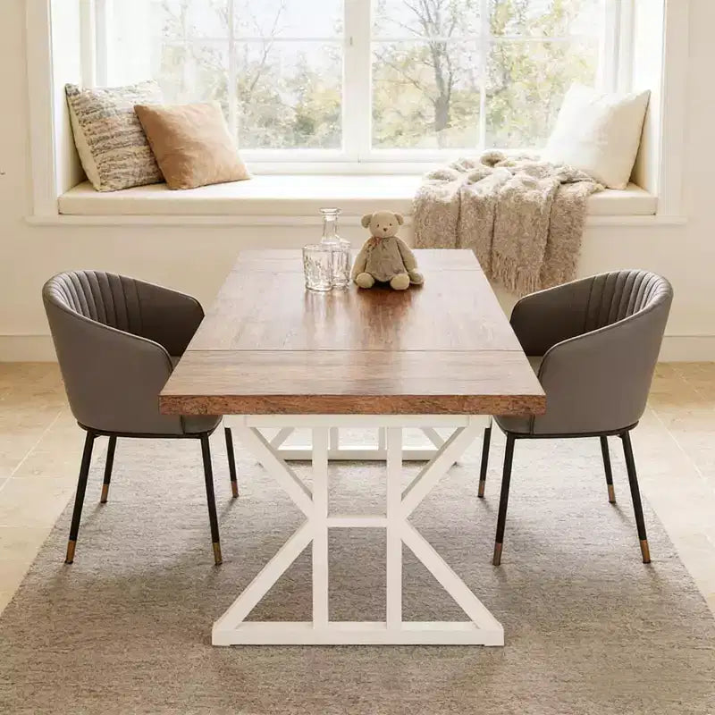 Klassischer Esstisch aus Holz im Retro-Landhausstil