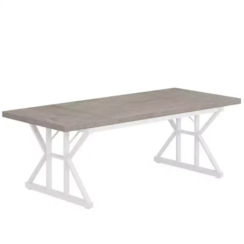 Klassischer Esstisch aus Holz im Retro-Landhausstil