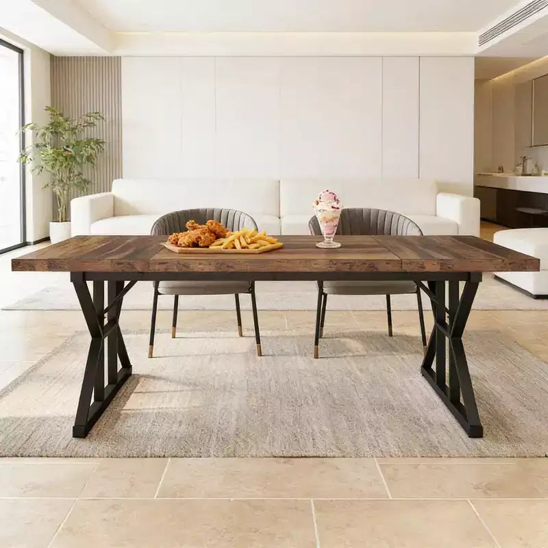 Klassischer Esstisch aus Holz im Retro-Landhausstil