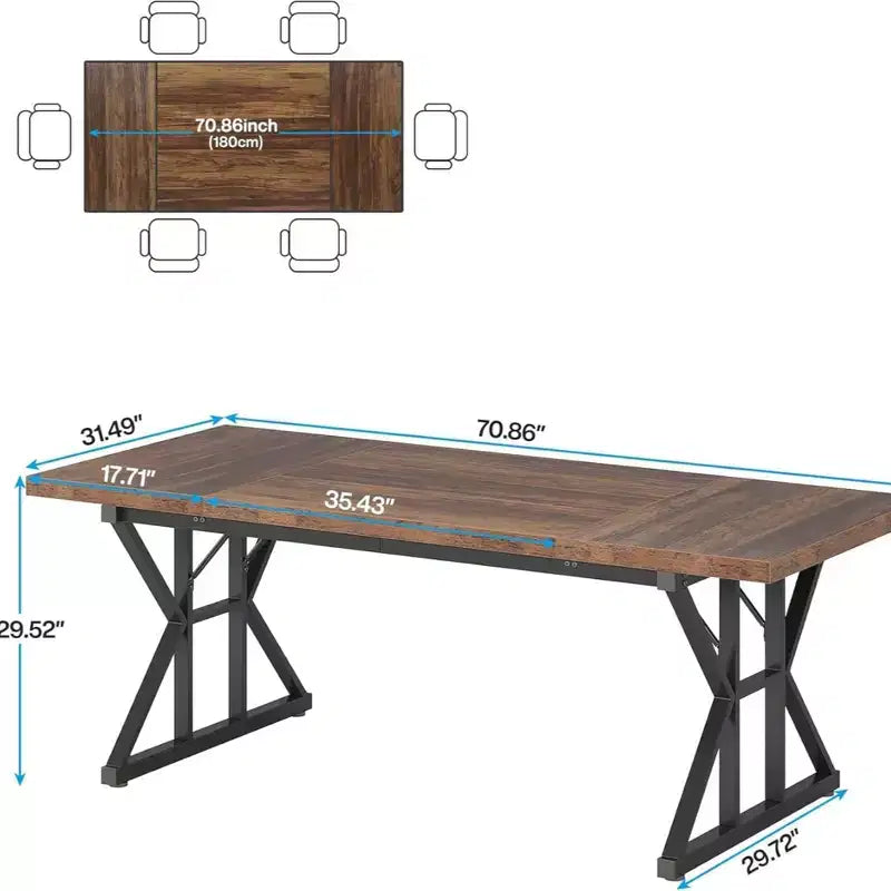 Klassischer Esstisch aus Holz im Retro-Landhausstil