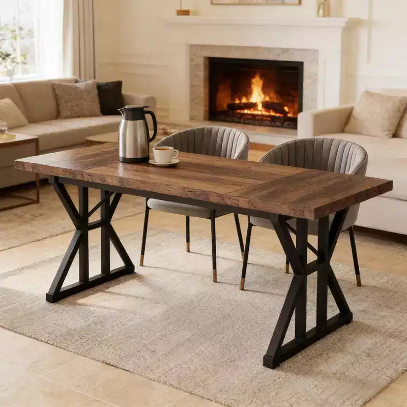 Klassischer Esstisch aus Holz im Retro-Landhausstil