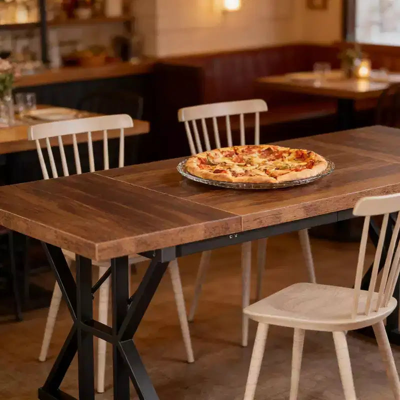 Klassischer Esstisch aus Holz im Retro-Landhausstil
