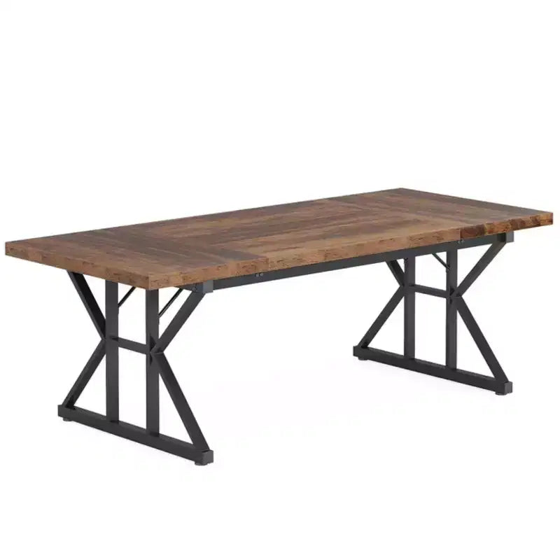 Klassischer Esstisch aus Holz im Retro-Landhausstil
