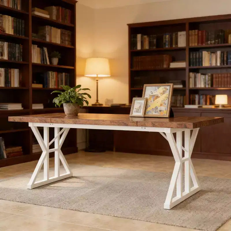 Klassischer Esstisch aus Holz im Retro-Landhausstil