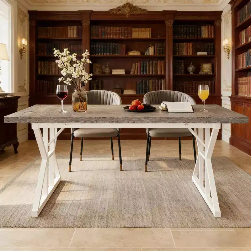 Klassischer Esstisch aus Holz im Retro-Landhausstil