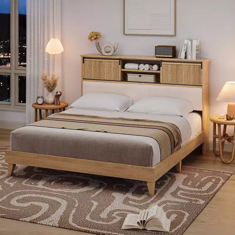 Rattanbettrahmen mit Kopfteilablagen, Boho-Plattformbett mit Stauraum hinter Schiebetür, Holzunterbau mit geräuschlosen Latten, keine Boxspringmatratze erforderlich