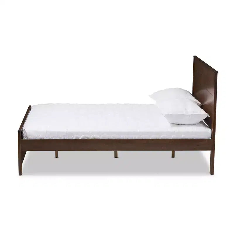 Plattformbett aus verarbeitetem Holz im modern-klassischen Stil