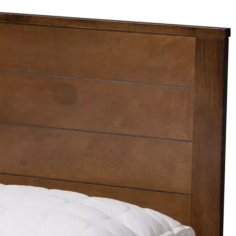 Plattformbett aus verarbeitetem Holz im modern-klassischen Stil