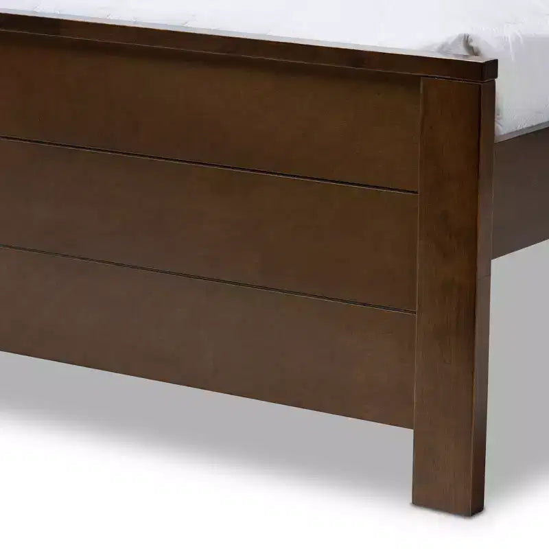 Plattformbett aus verarbeitetem Holz im modern-klassischen Stil